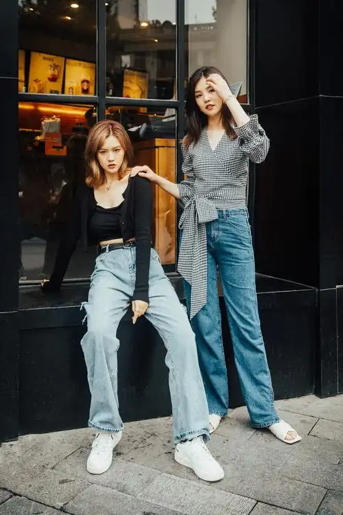 姐妹花户外双人照