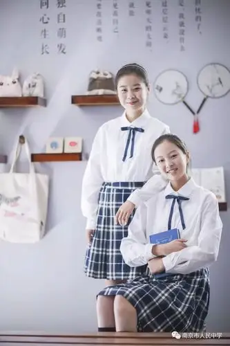 【七彩汇文】云想衣裳花想容 汇文润泽文化浓_校服