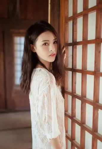 蕾丝镂空装妹子美腿抢眼白皙美腿私房美女图