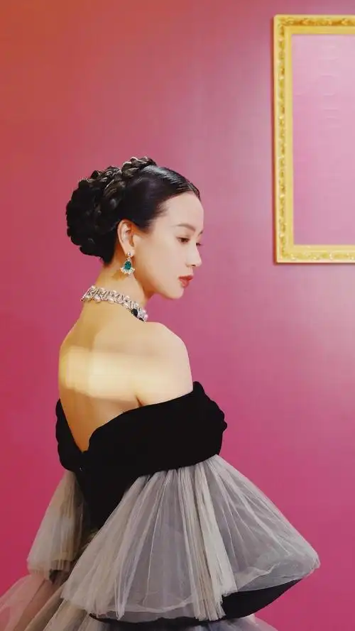 李梦性感抹胸长裙魅惑写真