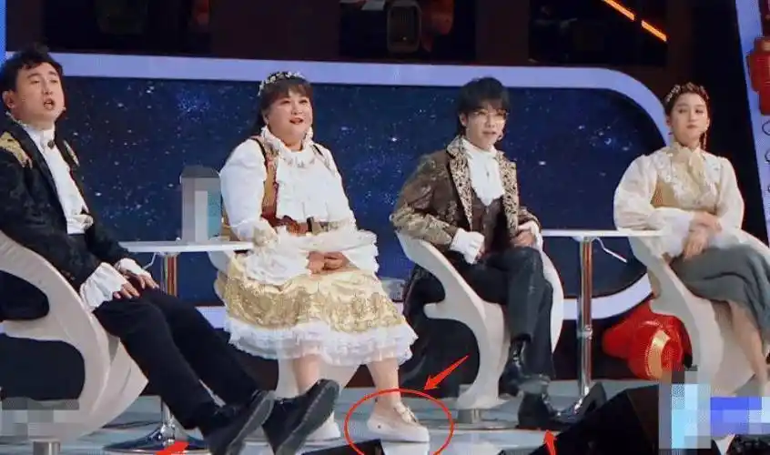 贾玲的脚还不能着地,而一旁的沈腾和华晨宇也可以很轻松的将脚放在地