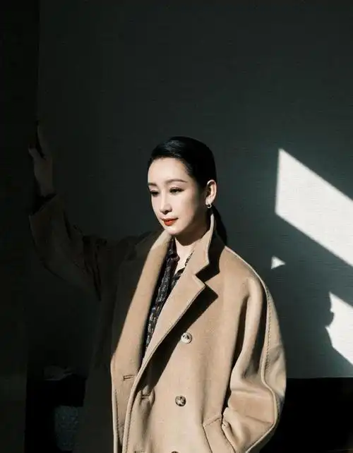 43岁秦海璐穿搭好显气质卡其色大衣温柔优雅红唇黑发太有气场