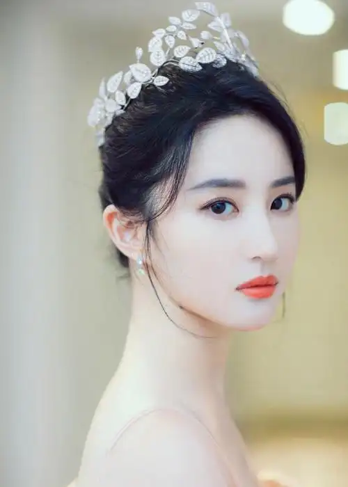 【一点资讯】刘亦菲近照曝光!胖了20斤见双下巴,皮肤松垮老10岁? www.