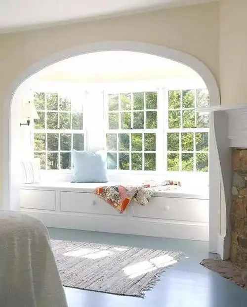 单侧设窗户;一种是外飘窗,窗户整体外凸,三面或者两面设窗户玻璃采光