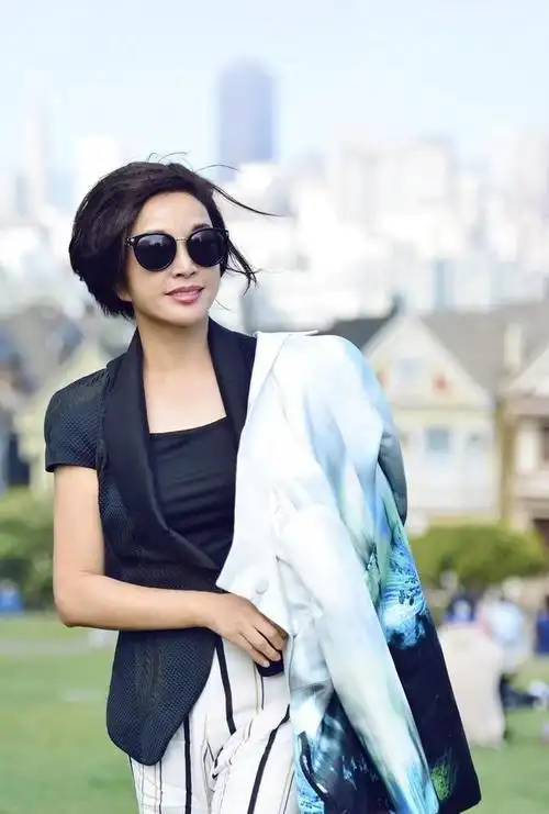 刘晓庆:时尚不分年龄 刘晓庆身穿红色卫衣,宛如少女般青春洋溢,她的穿