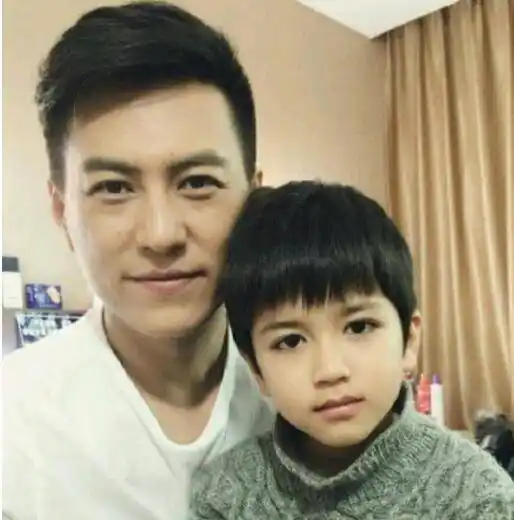 被曝的这张"父子照",有资深网友粉丝解释说,这只是靳东与剧组小演员的