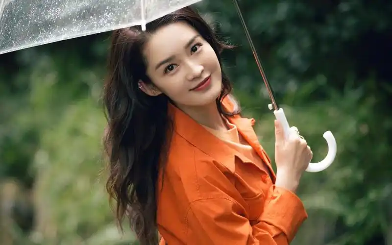 李沁甜酷工装风高清手机壁纸