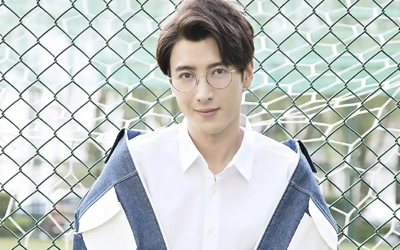 应昊茗阳光帅气户外写真图片桌面壁纸