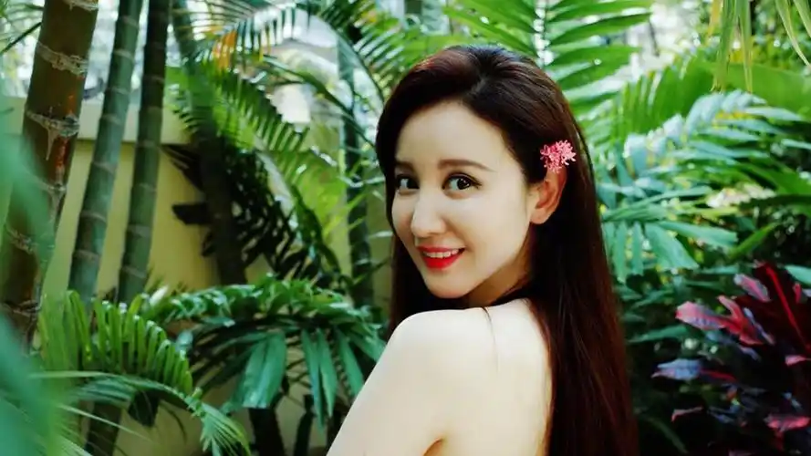 回车桌面>电脑壁纸>明星>大陆明星>性感女神张萌绑带比基尼傲人身材