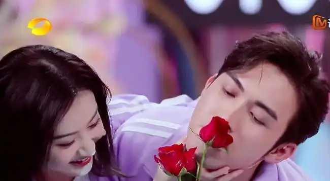 【一点资讯】景甜张彬彬接受采访时,张彬彬看景甜的眼神,主持人都看不