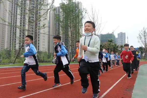 体育课上,拉开间距,取下口罩的孩子们欢快地奔跑.
