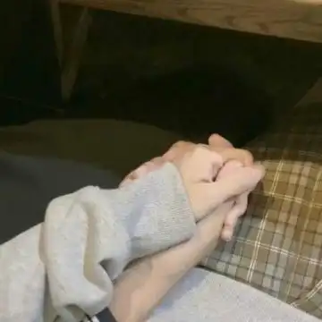 2019情人节情侣头像低调秀恩爱最新情侣牵手头像两张一人一张