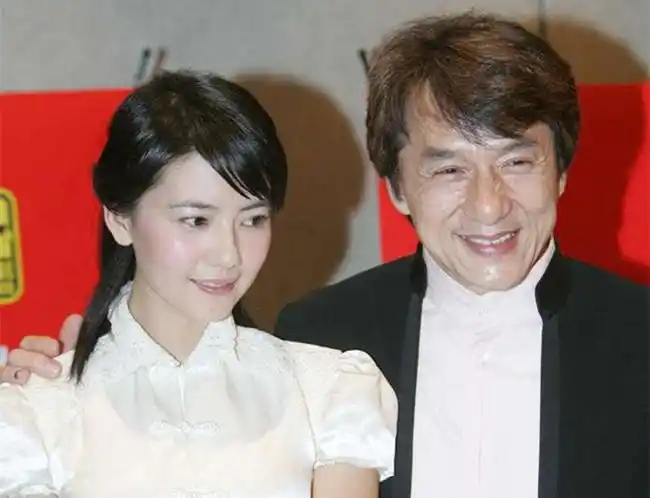 高圆圆成龙飞机厕所怎么了 网友的脑洞大开造谣言