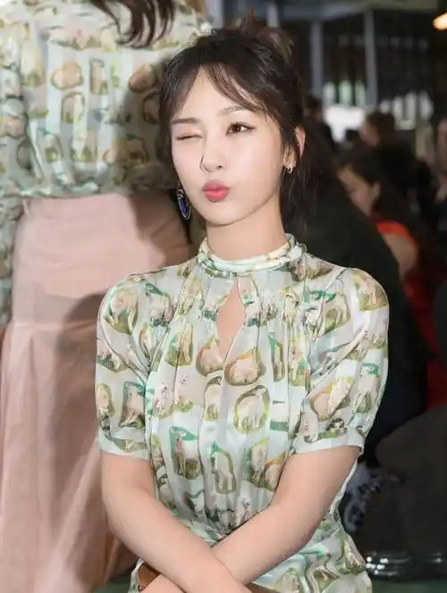 原创杨紫终于像个大姑娘了穿印花长裙秀落又气质别看还挺有贵妇美