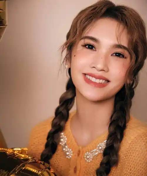 杨丞琳双麻花辫甜美灵动 金色毛衣造型少女感十足_时尚_辫子_故事
