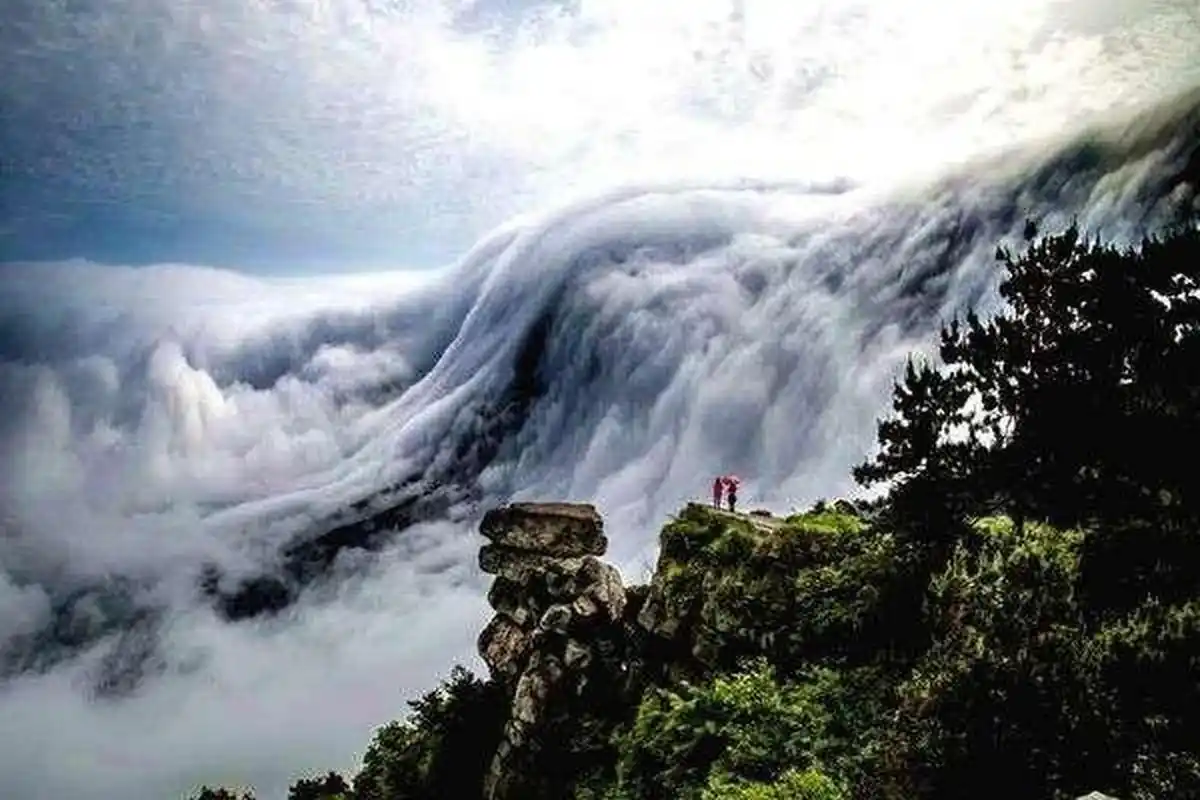 庐山位于江西省九江市,山体呈椭圆形,主峰汉阳峰,海拔1474米.