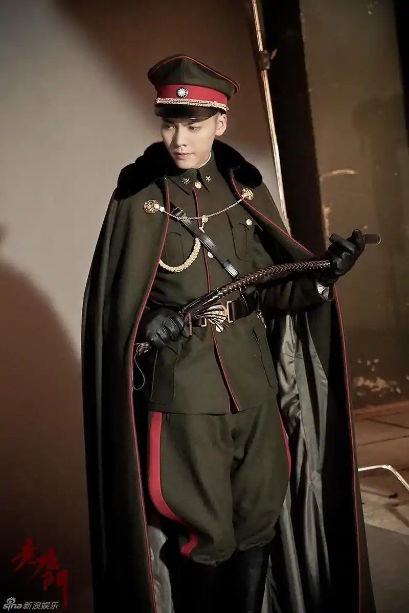 陈伟霆《老九门》片场制服照曝光