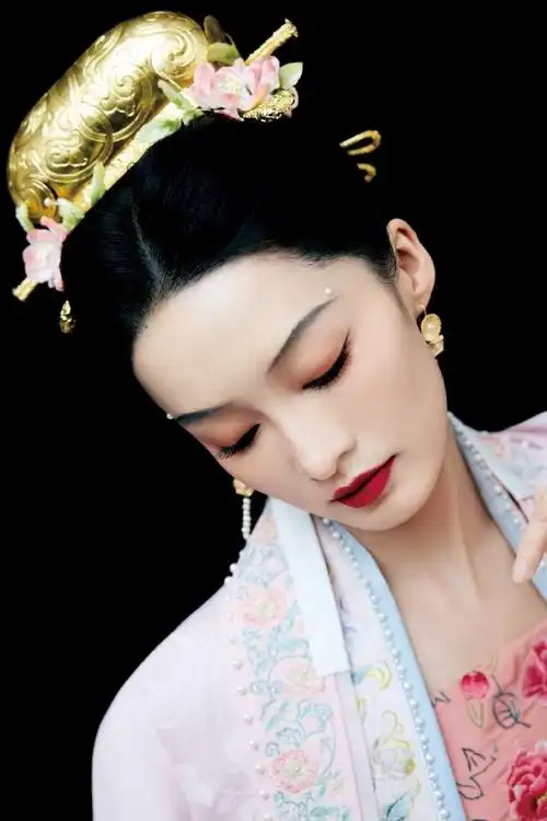 李沁央视春晚宋韵造型##李沁春晚宋韵古装大片