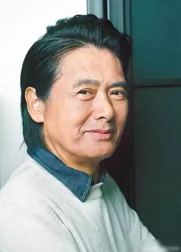 人曝出男神周润发携同一位女性友人爬山锻炼的照片,照片中的周润发虽