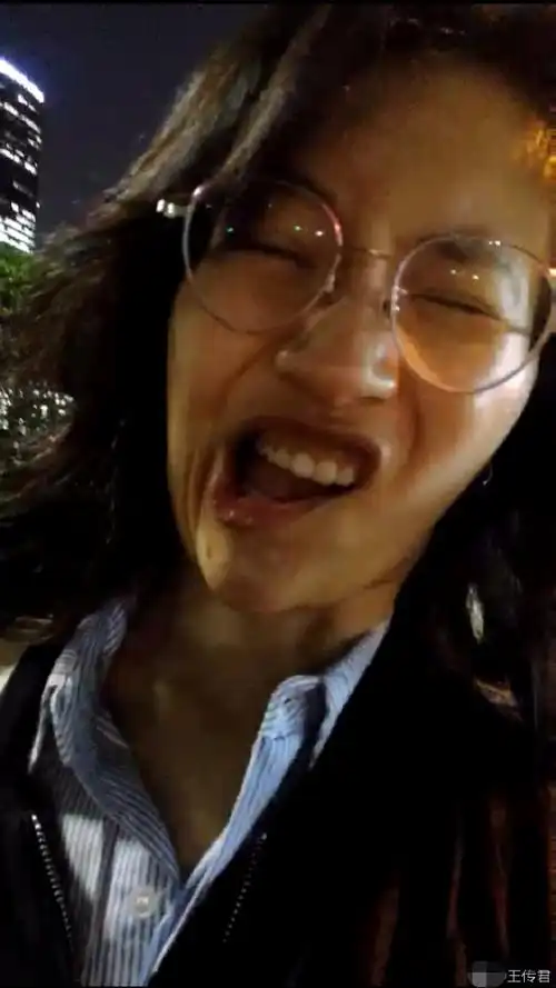 "关谷神奇"王传君晒女友丑照,估计要跪搓衣板了