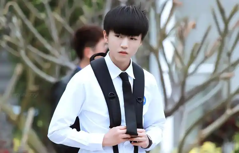 王俊凯 超少年密码拍摄 cr.logo