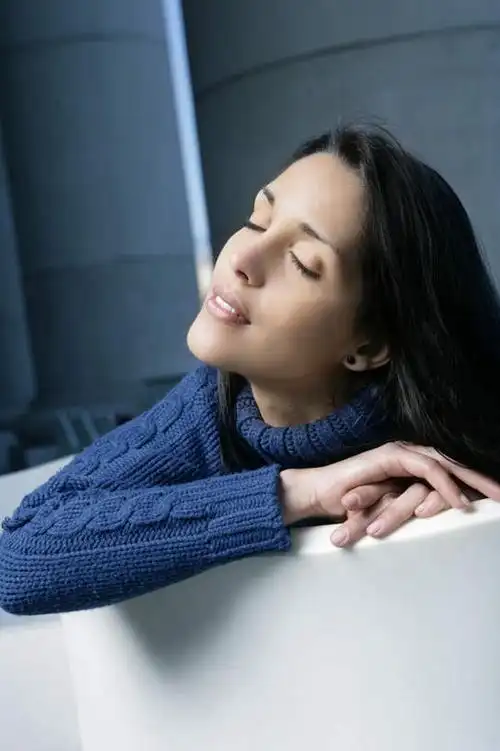 西方人,一个人,闭眼,竖图,室内,白天,侧面,欧洲,欧洲人,仅一个年轻