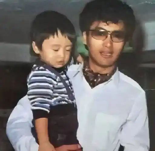 刘威抱着童年的杨幂,刘德华亲了谢霆锋一口!