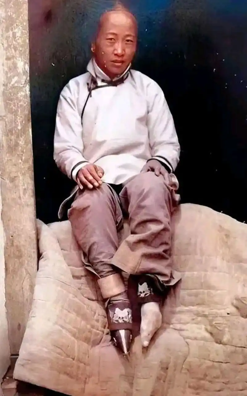 这样的小脚对女人是一种摧残,愚昧无知的思想真可怕!