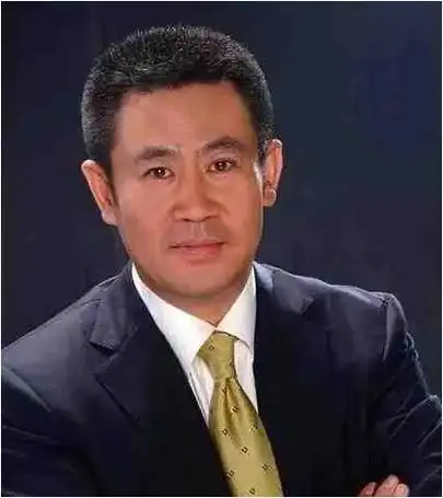 回首28年前的央视主播张宏民英俊潇洒朱广权相貌可出道