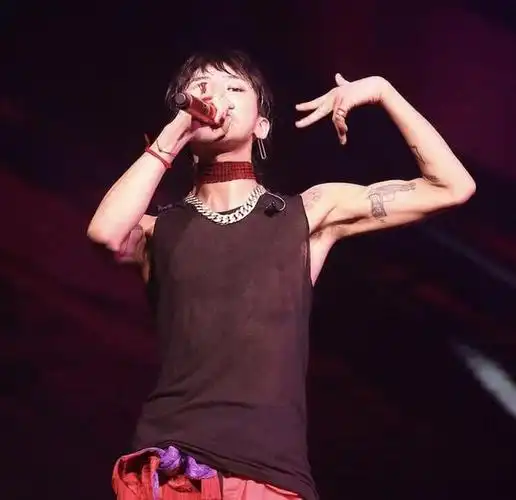 gd权志龙文身大解析:脖子裸男是经纪人,大腿是抑郁症救命良药