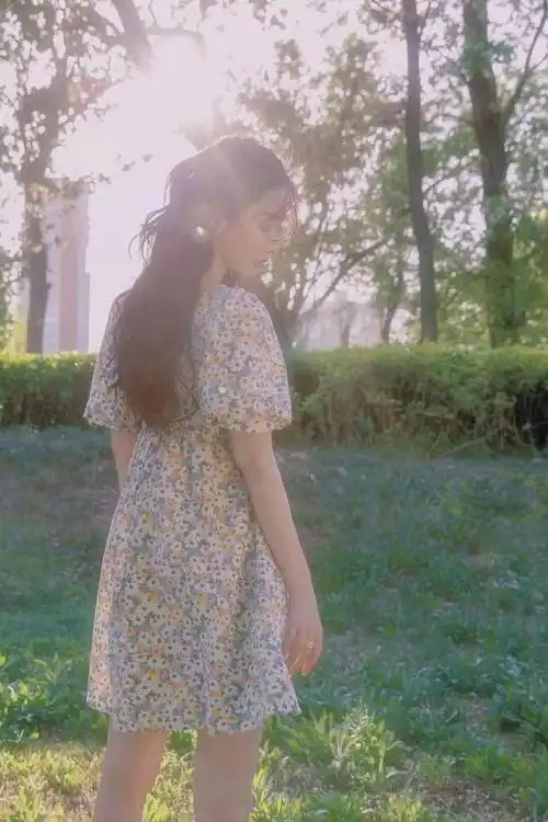 李沁"甜系长相"配上碎花裙,魅力翻倍真难挡,让人心生保护欲|裙子|西装