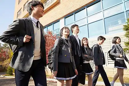 穿着校服上学的韩国初高中生图片素材