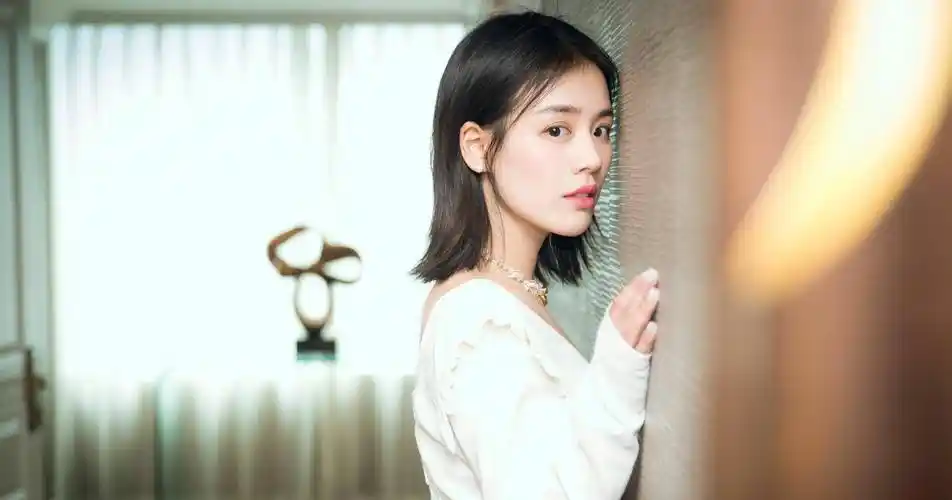 马思纯新恋情疑曝光,与张哲轩十指相扣,还曾现身于对方演出现场_欧豪