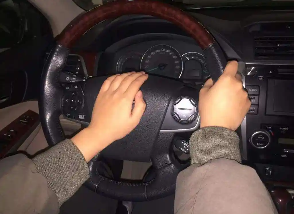 7种不同性格的方向盘握姿第二种性格豪爽你属于哪种