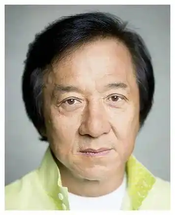 影视巨星成龙白发新形象,硬朗不再,走路踉跄!