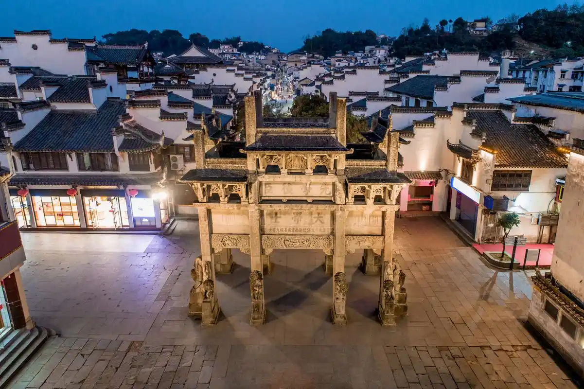 徽州古城,位于中国安徽省黄山市徽州区,是一座具有悠久历史的古城.
