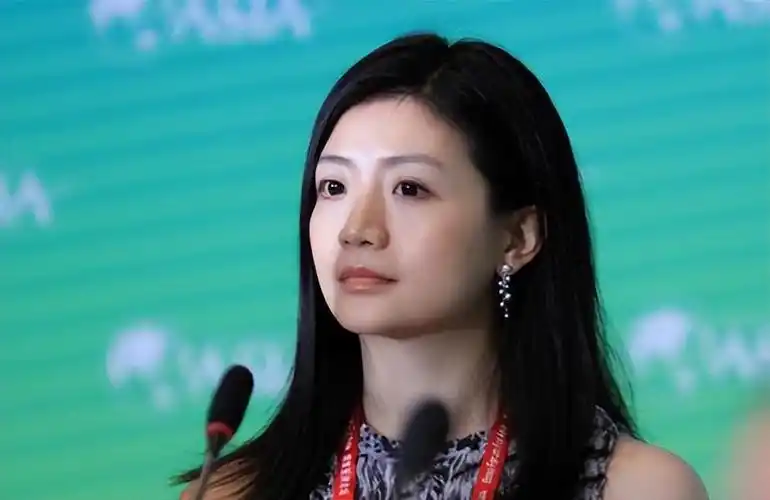 当时李颖和父母做了一个约定,她可以先去美国生活一段时间