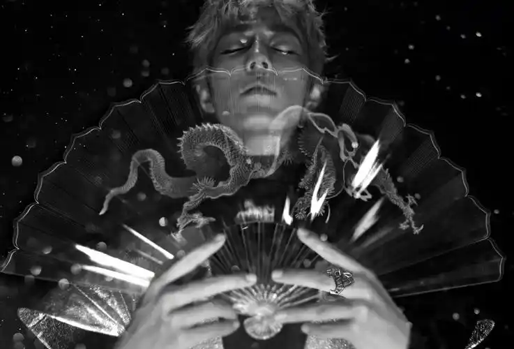 肖战时尚芭莎帅气写真图片_肖战银发造型帅气写真_三千图片网