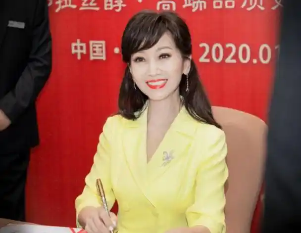 赵雅芝不扮嫩也很好看半身裙配落肩上衣65岁这样穿好看又高级