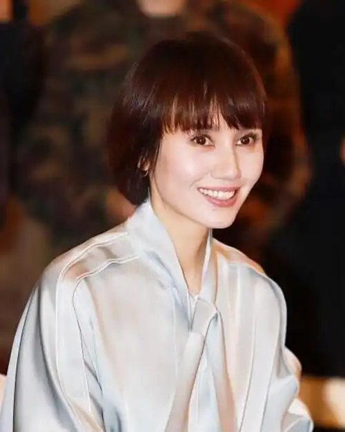 中年女人留短发才显气质?看过袁泉马伊琍的长发造型,你就明白了