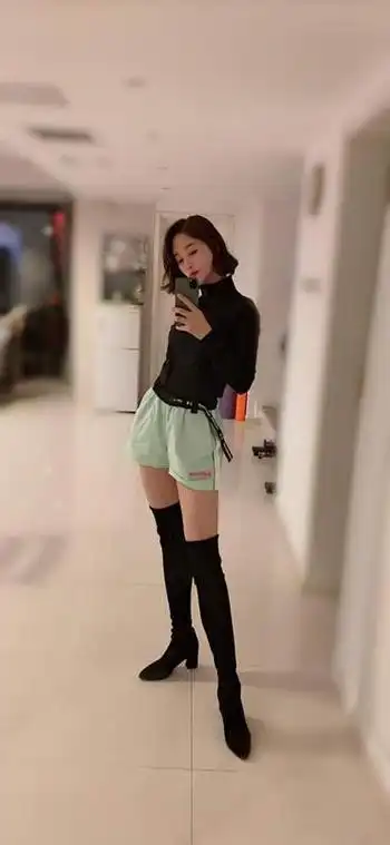 蓝盈莹真是一位有韵味的女人,简单t恤配小白裙,气质真惹眼