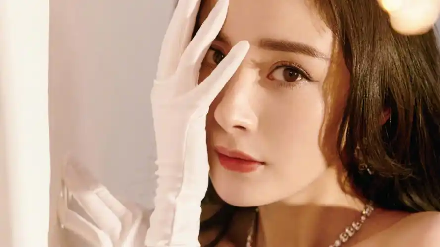 杨幂优雅性感写真图片壁纸_性感美女杨幂壁纸高清_三千图片网