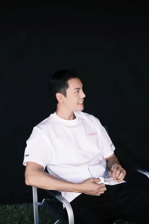 许我耀眼阵容官宣##赵露思陈伟霆新剧设定##许我耀眼