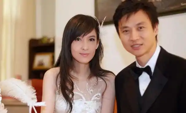 近日,娱乐圈掀起了一阵轩然大波,著名歌手周慧敏被曝与老公倪震离婚的