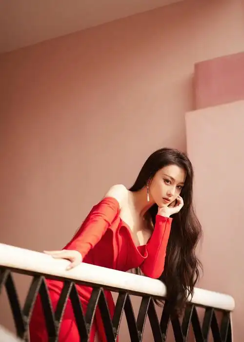 张馨予经典长发造型回归美死个银儿啊