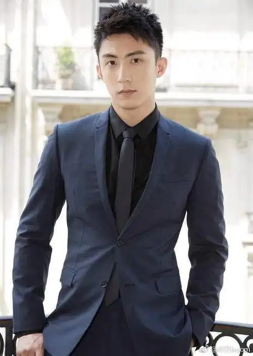 从服务员到当红小生的黄景瑜,风光背后的苦,从不对父母说