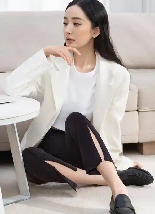 生活中杨幂也很喜欢穿一些比较展示腿围优势的衣服,像黑色紧身裤或者
