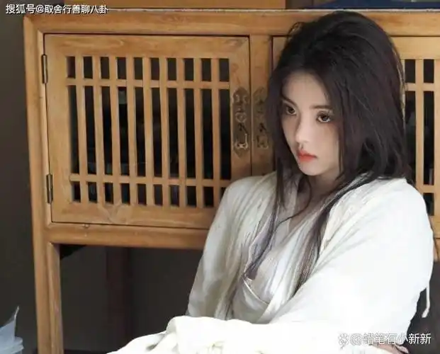 杨超越,一个出生于江苏省盐城市农村家庭的女孩,如今已成为娱乐圈闪亮