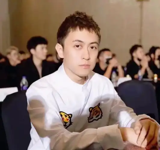 沪上皇秦奋一出手洗剪吹也瞬间高大上了