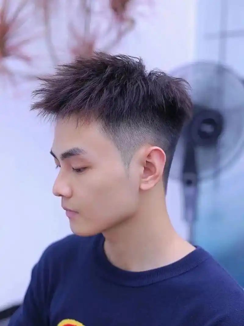 这款男士立体前刺发型,适合80%得男士脸型,短发风格发型更好打理